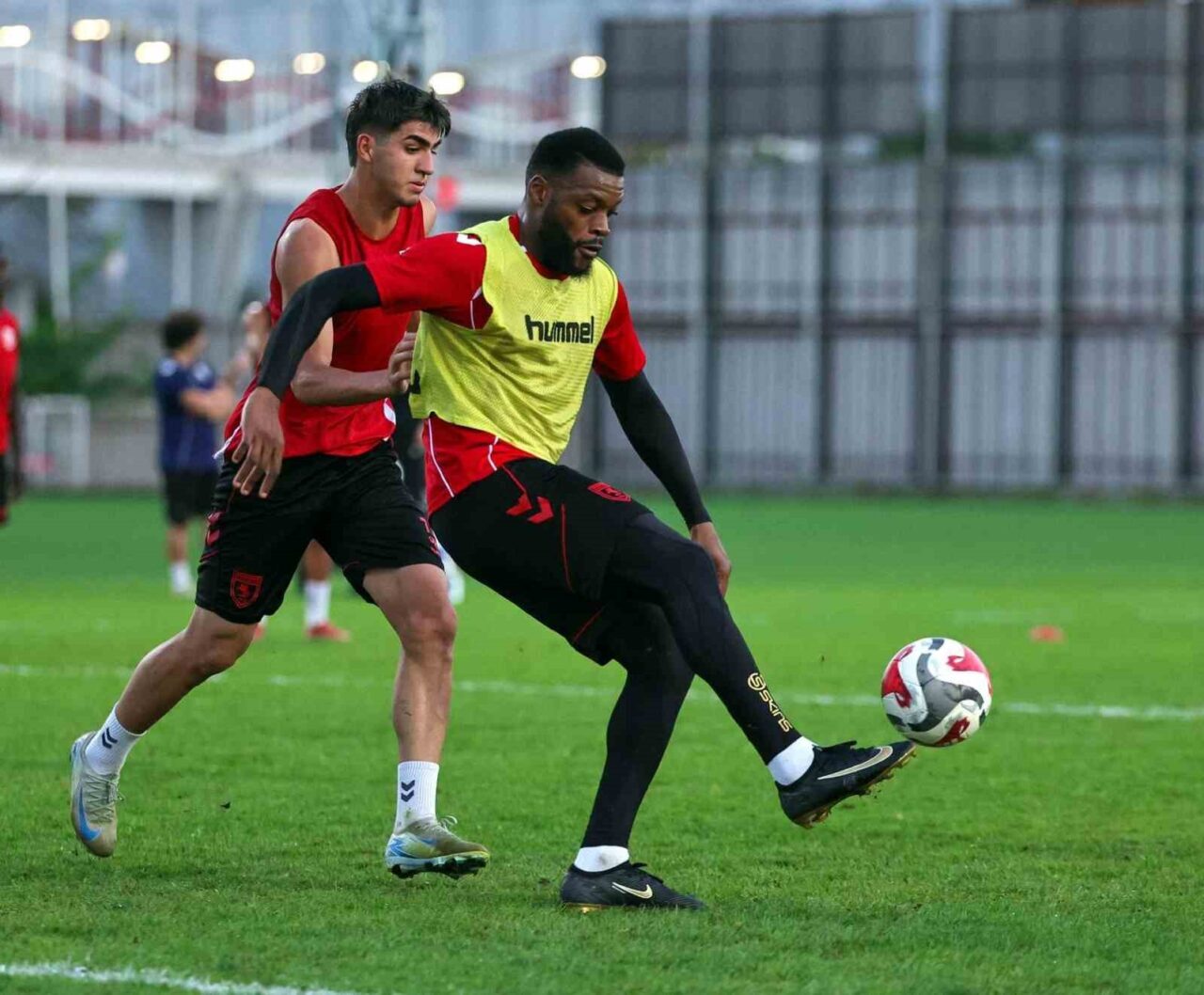 beyazlılar, yeni transfer Tanguy Coulibaly’i de listeye ekledi. UEFA Konferans