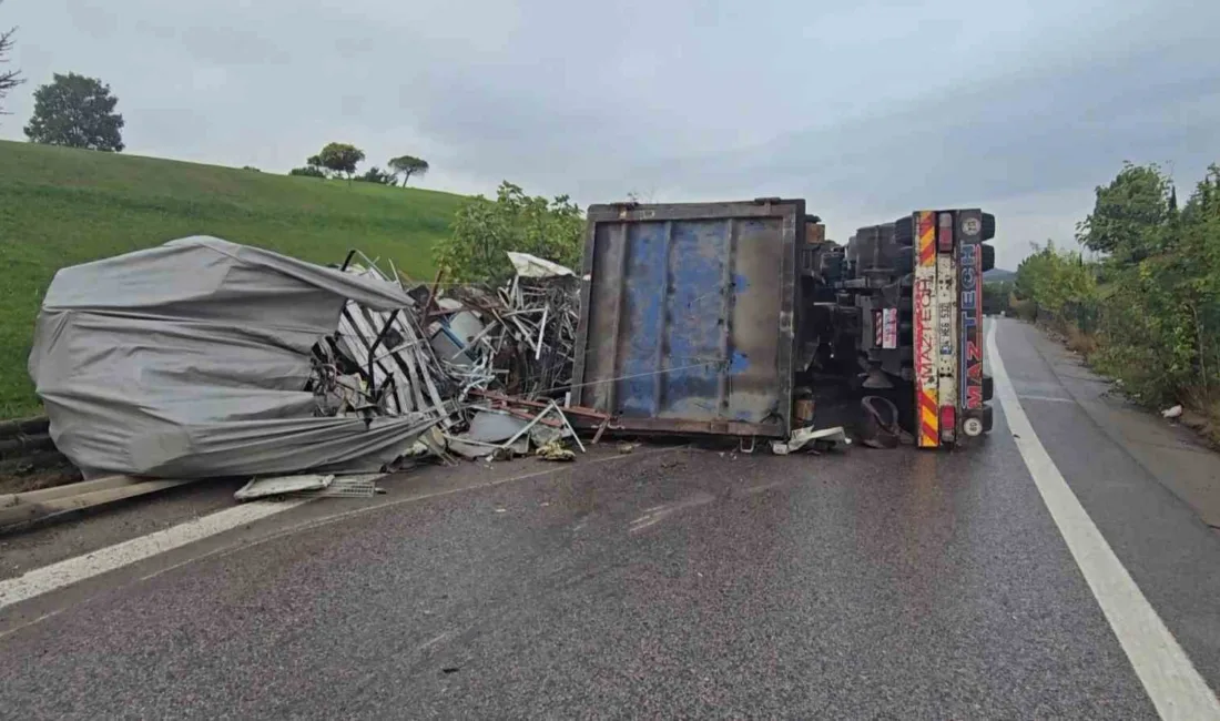 Sancaktepe TEM bağlantı yolu kavşağında virajı alamayan hurda yüklü kamyon