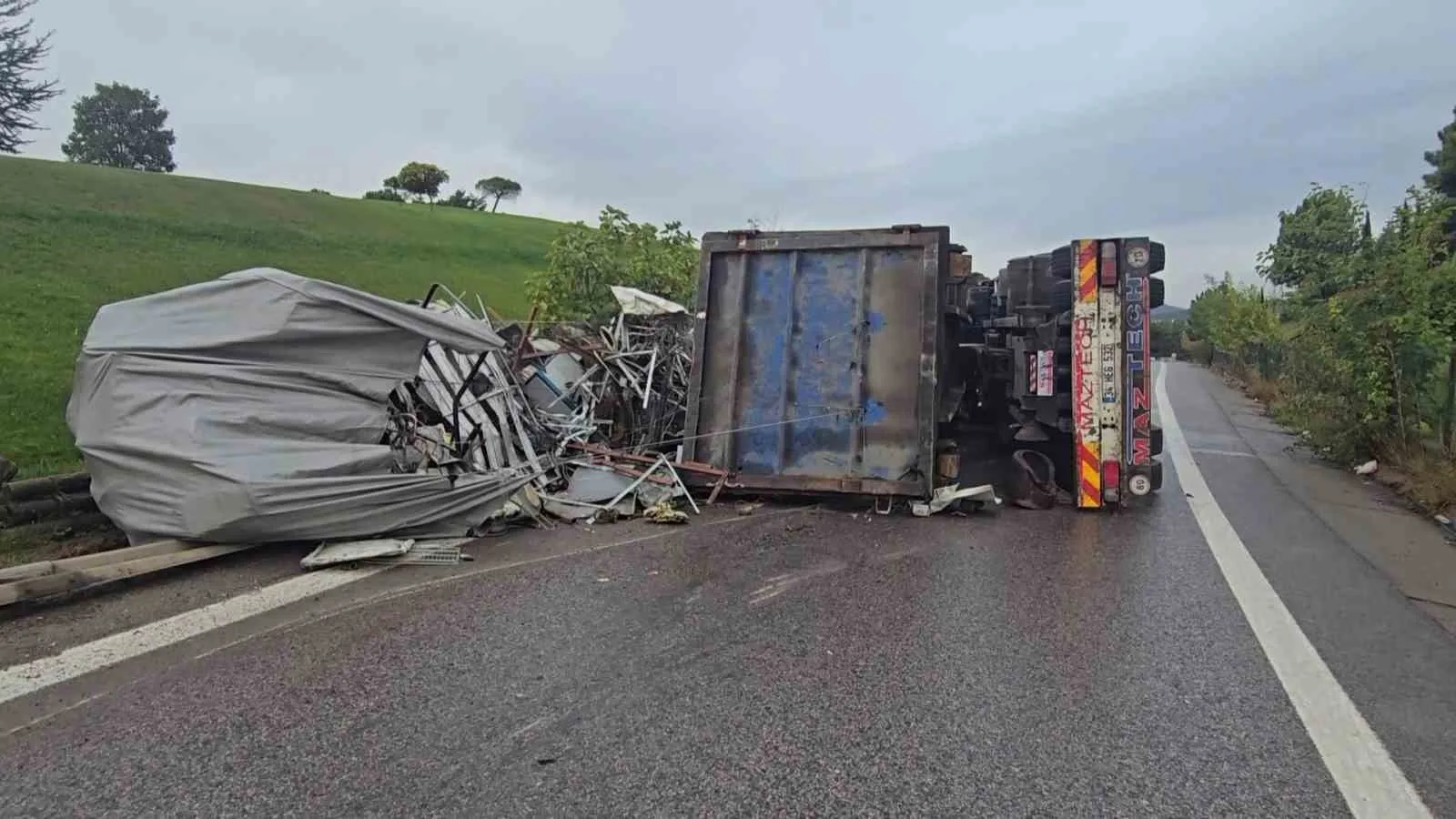 Sancaktepe TEM bağlantı yolu kavşağında virajı alamayan hurda yüklü kamyon