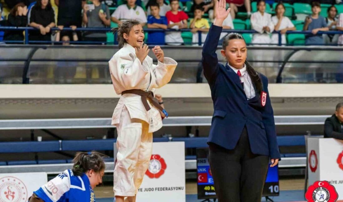 Yunusemre Belediyespor’un iki sporcusu Ahmet ve Elif Şanıer, farklı branşlarda