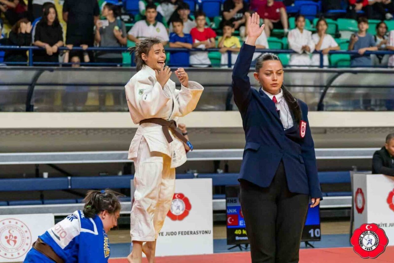 Yunusemre Belediyespor’un iki sporcusu Ahmet ve Elif Şanıer, farklı branşlarda