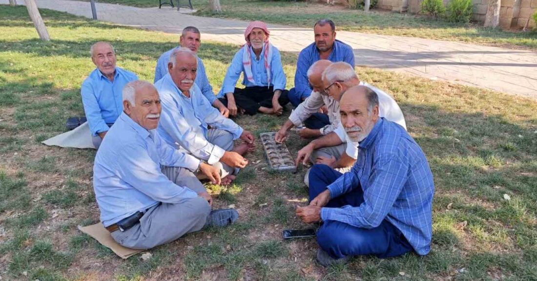 Şanlıurfa’nın Suruç ilçesinde parklarda bir araya gelen yaşlılar, binlerce yıllık