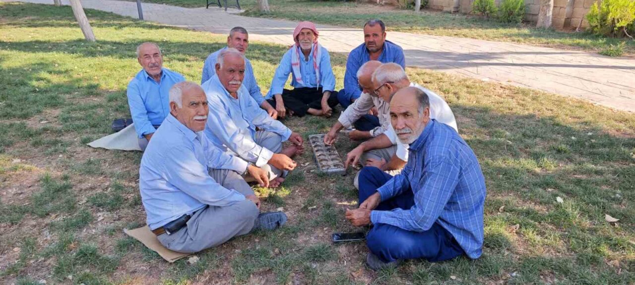 Şanlıurfa’nın Suruç ilçesinde parklarda bir araya gelen yaşlılar, binlerce yıllık