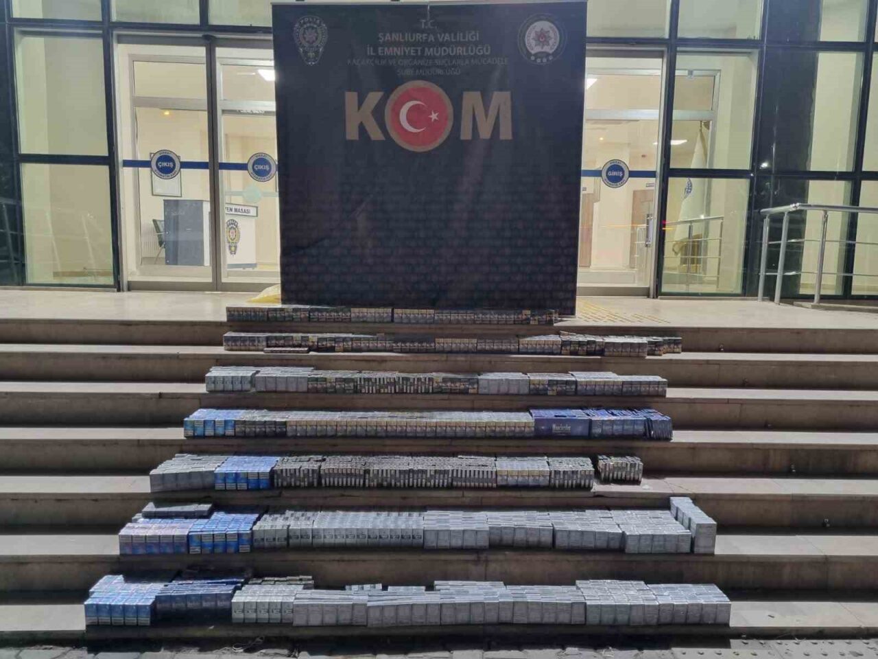 Şanlıurfa’da polis ekipleri tarafından gerçekleştirilen kaçakçılık operasyonlarında gözaltına alınan 14