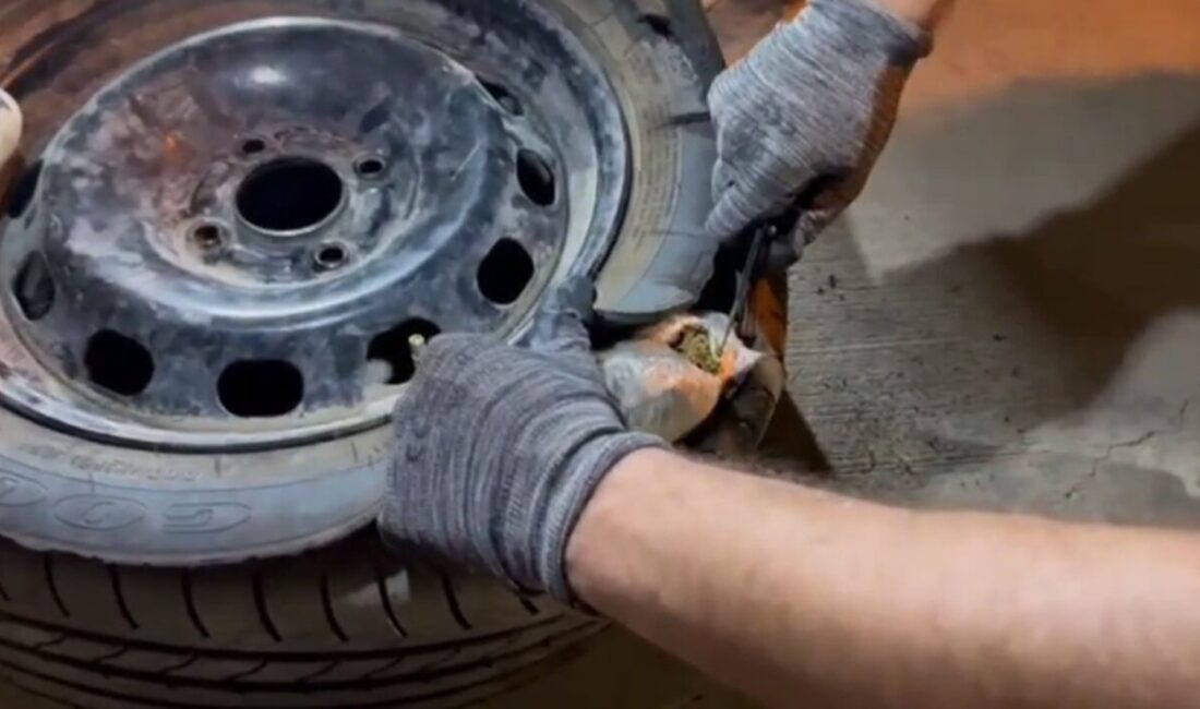 Şanlıurfa’da bir otomobilin yedek lastiğine gizlenen 3 kilo 450 gram