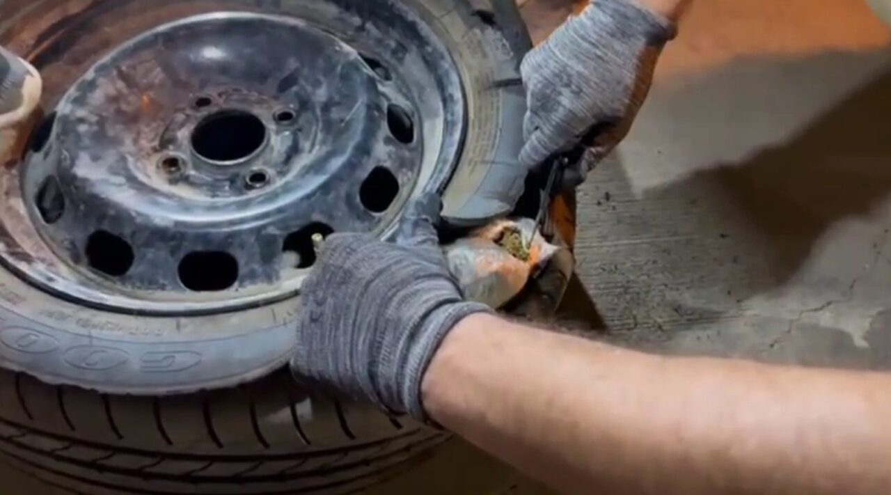 Şanlıurfa’da bir otomobilin yedek lastiğine gizlenen 3 kilo 450 gram