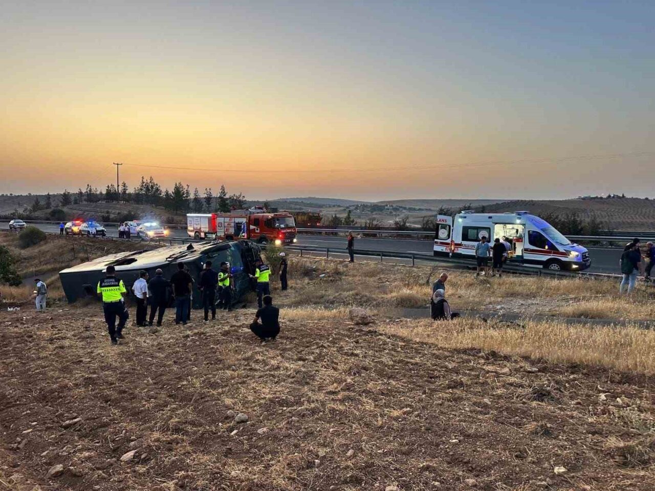 Şanlıurfa’da yolcu otobüsünün devrilmesi sonucu meydana gelen trafik kazasında 27