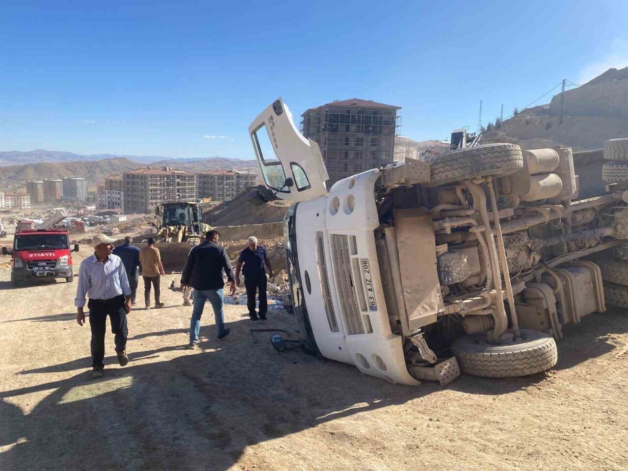 Malatya’da sürücünün kontrolünden çıkan kamyon devrildi. Kazada 1 kişi yaralandı.