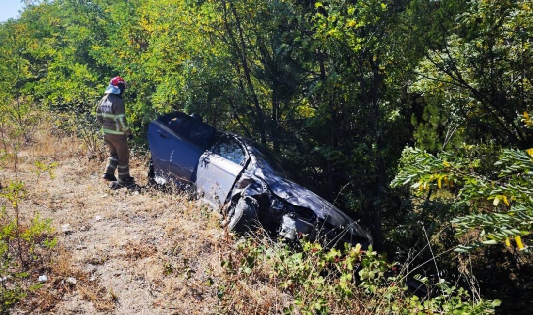 Karabük’ün Safranbolu ilçesinde sürücüsünün kontrolünden çıkan otomobilin şarampole uçması sonucu