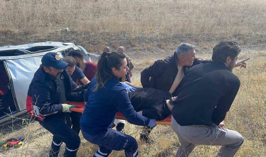 Sivas’ın Kangal ilçesinde meydana gelen trafik kazasında şarampole uçan otomobilin