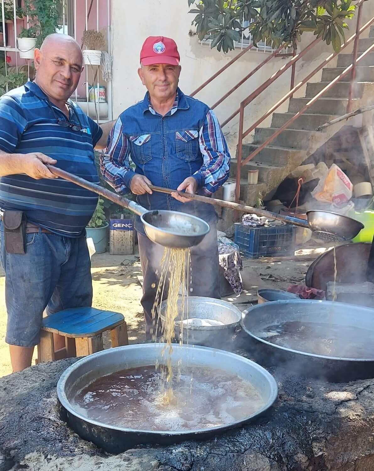 Sarıgöl ve mahallelerinde 2025 yılı üzümlerinden kışlık pekmez yapımına başlandı.