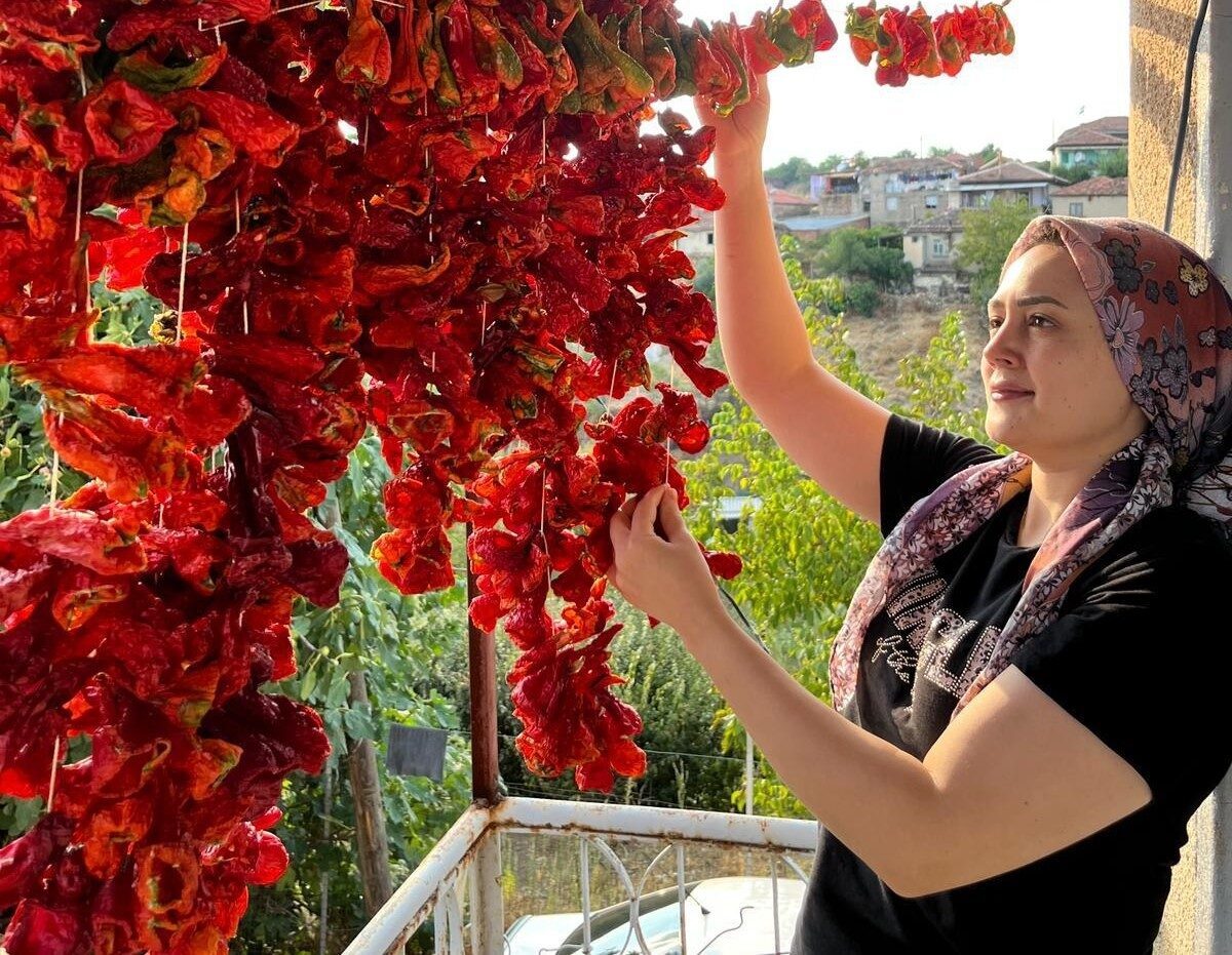 Manisa’nın Sarıgöl ilçesinde ev kadınları kışlık yiyeceklerini hazırlamaya başladı. Yaz