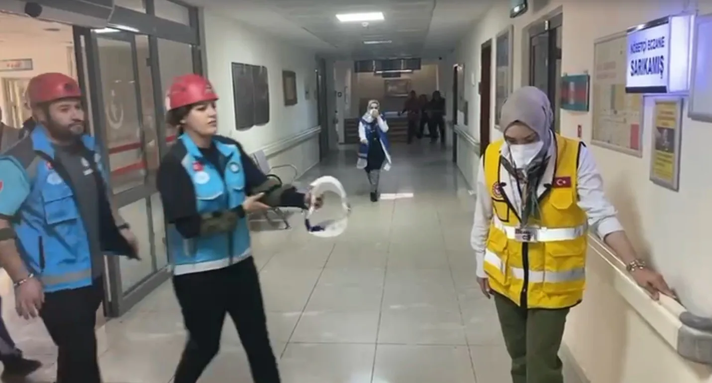 Sarıkamış’ta yangın tatbikatı gerçeği aratmadı. Kars’ın Sarıkamış ilçesinde bulunan Devlet