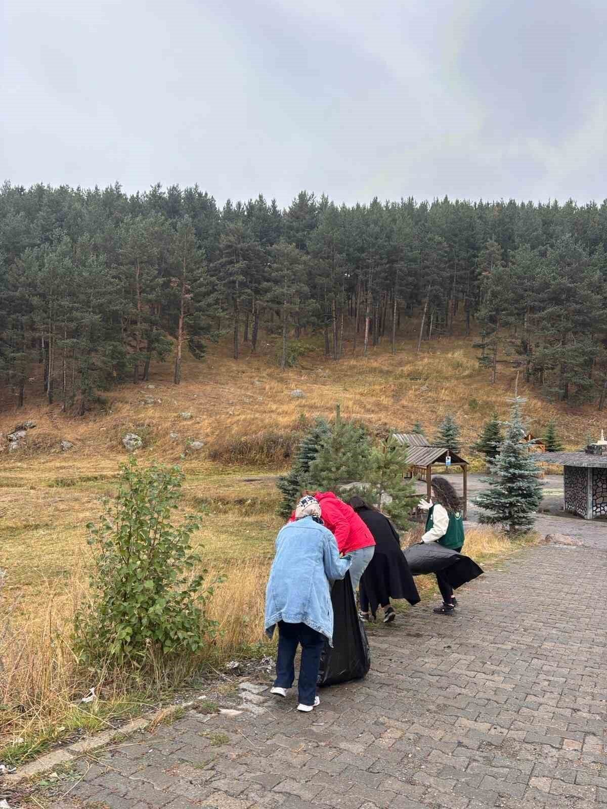 Sarıkamış’ta bir araya gelen gençler, Dünya Temizlik Günü etkinlikleri çerçevesinde