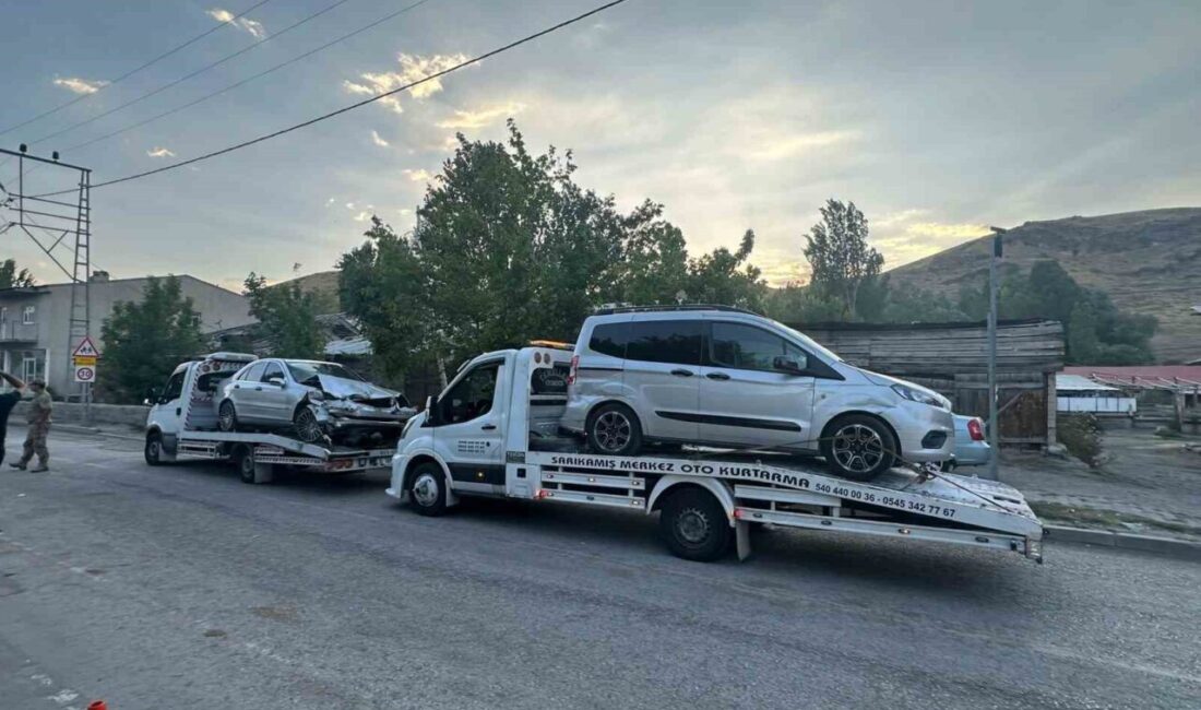Sarıkamış’ta meydana gelen ve 3 aracın karıştığı zincirleme trafik kazasında