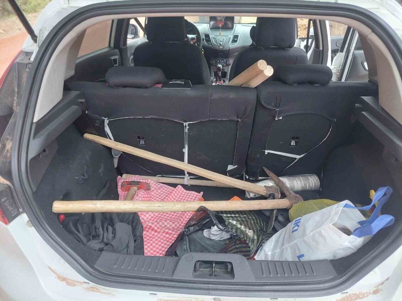 Yozgat’ın Sarıkaya ilçesinde yapılan operasyonda, define bulma umuduyla kaçak kazı