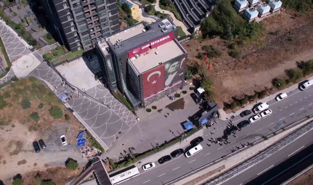 Sarıyer’de bulunan Cumhuriyet Halk Partisi İl Binası önünde partililerin bekleyişi