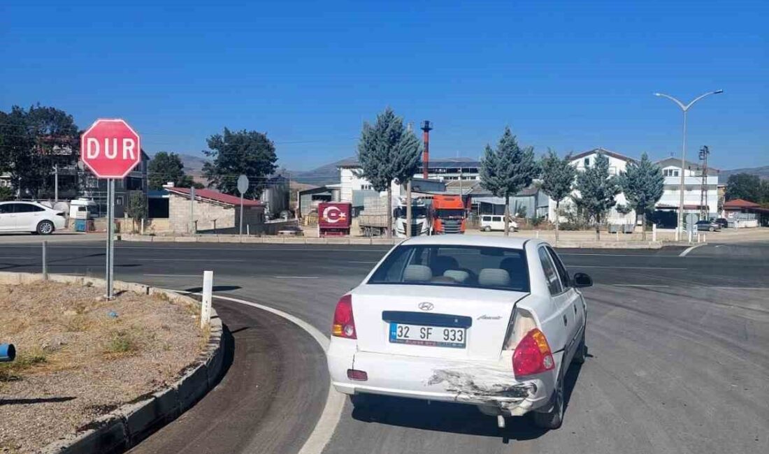 Isparta’nın Şarkikaraağaç ilçesinde iki otomobilin kavşakta çarpışması sonucu meydana gelen