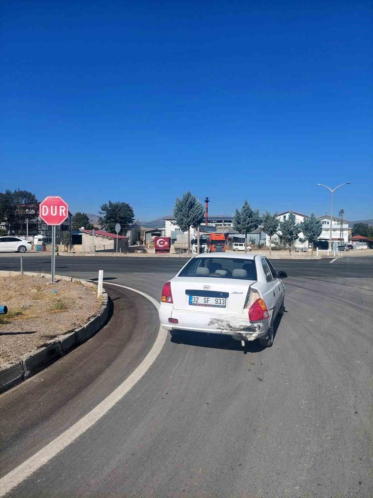 Isparta’nın Şarkikaraağaç ilçesinde iki otomobilin kavşakta çarpışması sonucu meydana gelen