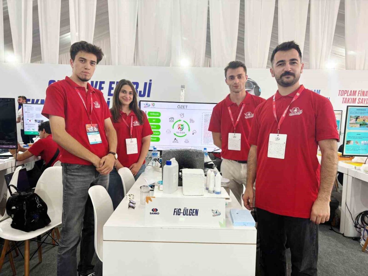 Sakarya Üniversitesi öğrencileri Ali Özmen, Sude Derin ve Ömer Faruk