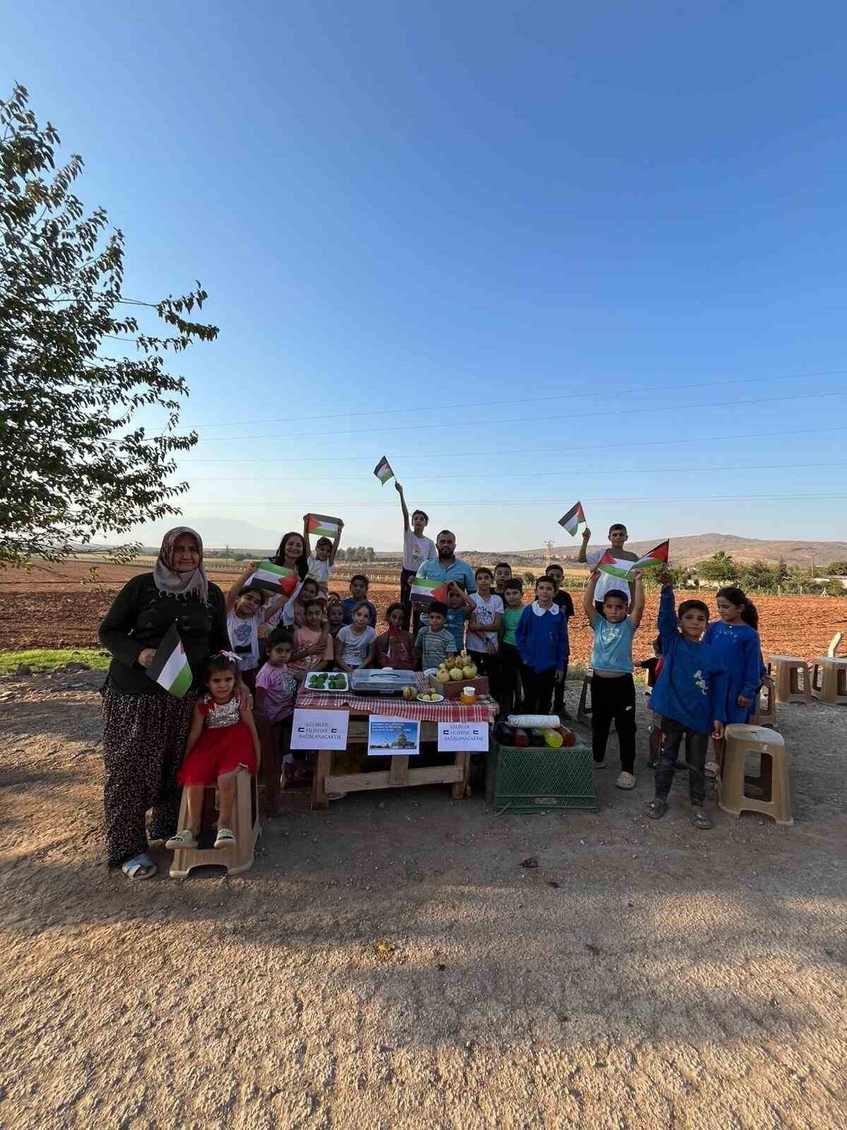 Hatay’da bir grup ilkokul öğrencisi, İsrail’in saldırılarında katledilen ve zor