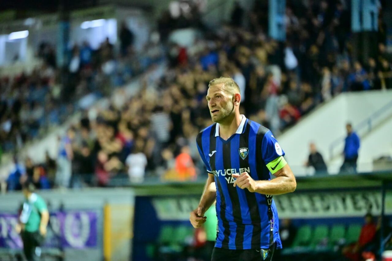 Nesine 2. Lig Beyaz Grup 5. haftasında Karacabey Belediyespor, sahasında