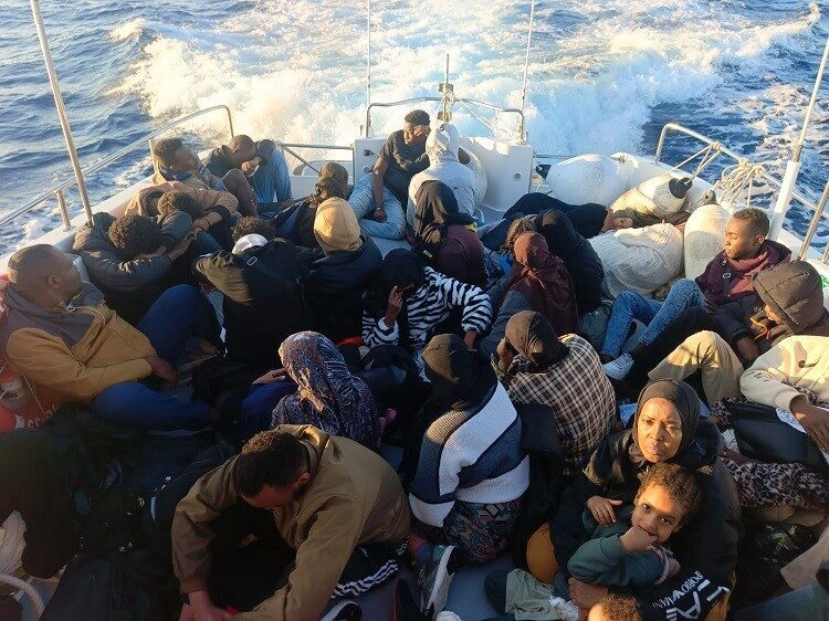 İzmir’in Seferihisar ilçesi açıklarında lastik bottaki 41 düzensiz göçmen Sahil