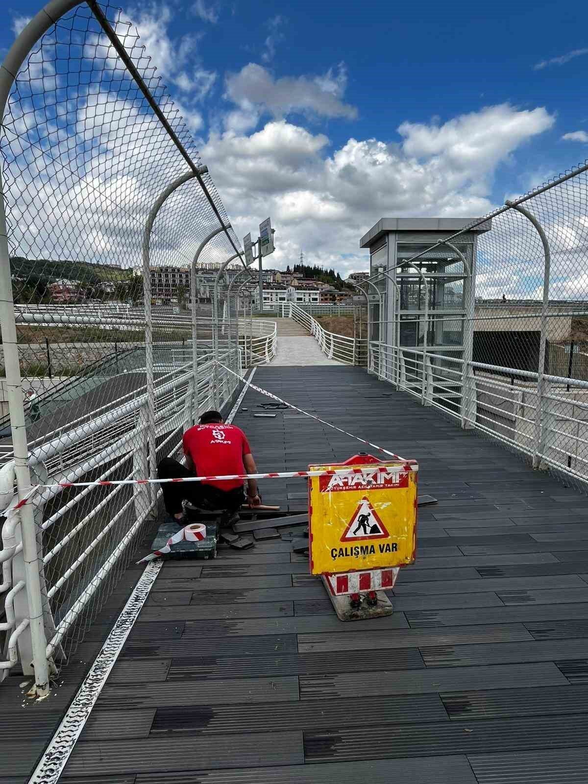 Kocaeli Şehir Hastanesi üst geçidinde bakım çalışması yapan ekipler, üst