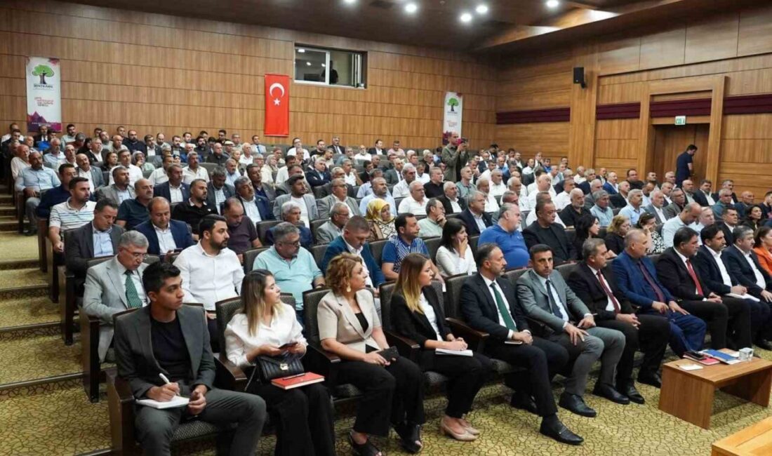 Şehitkamil Belediye Başkanı Umut Yılmaz, Muhtarlar Toplantısı’na katılarak hayata geçirilen