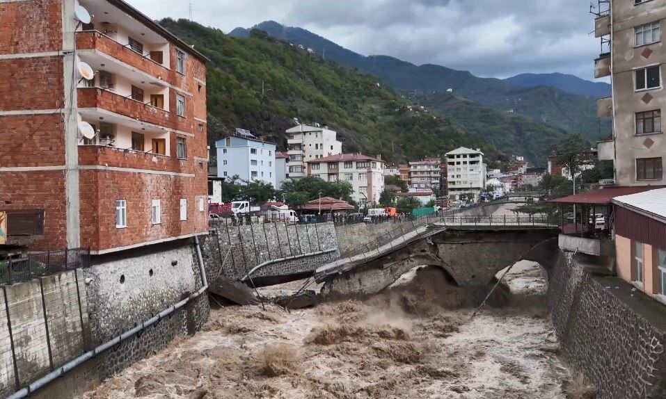 Artvin’in Borçka ilçesinde etkili olan şiddetli yağışlar, sel ve heyelanlara