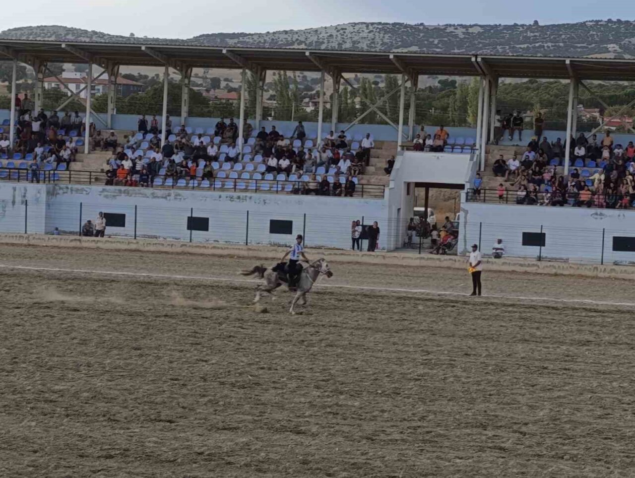 Manisa’nın Selendi ilçesinde düzenlenen atlı cirit müsabakalarının finalinde rakibini mağlup