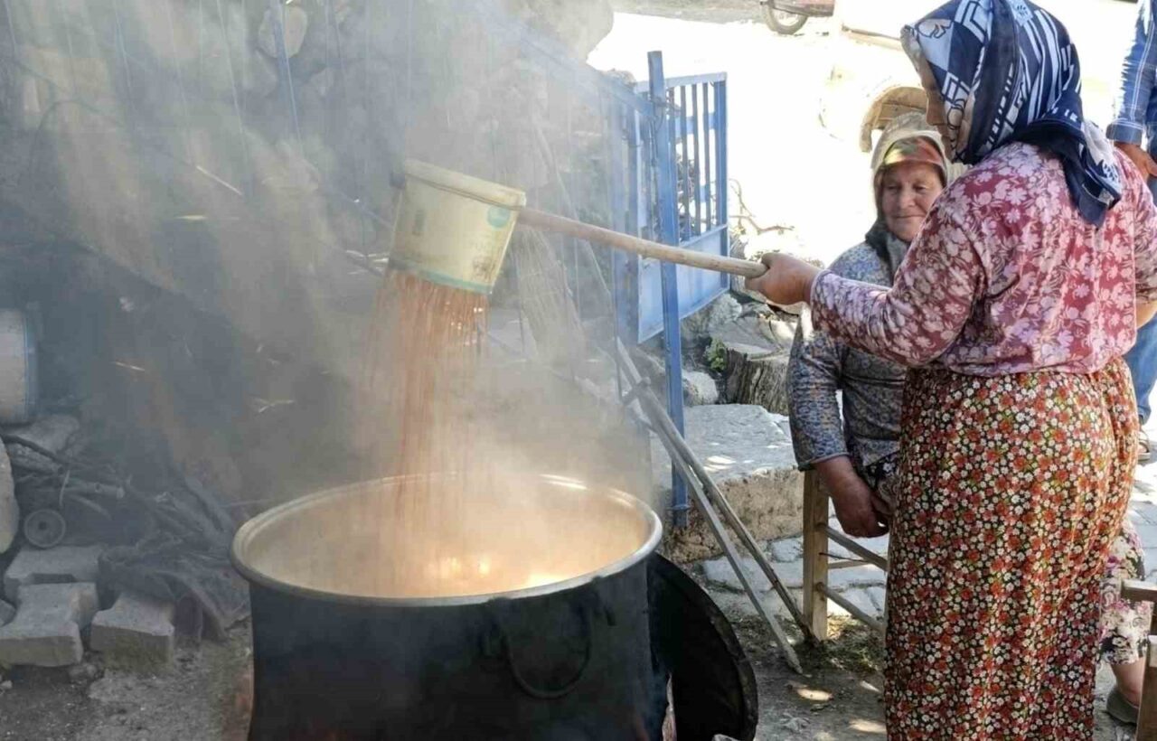 Manisa’nın Selendi ilçesinde üzüm hasadının sona yaklaşmasıyla birlikte kış sofralarının