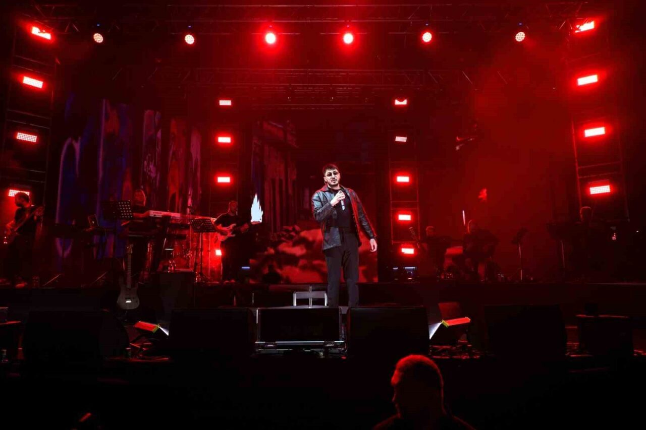 Bilecik’in Söğüt ilçesinde gerçekleştirilen Semicenk konserinde izdiham yaşandı. Bilecik’in Söğüt