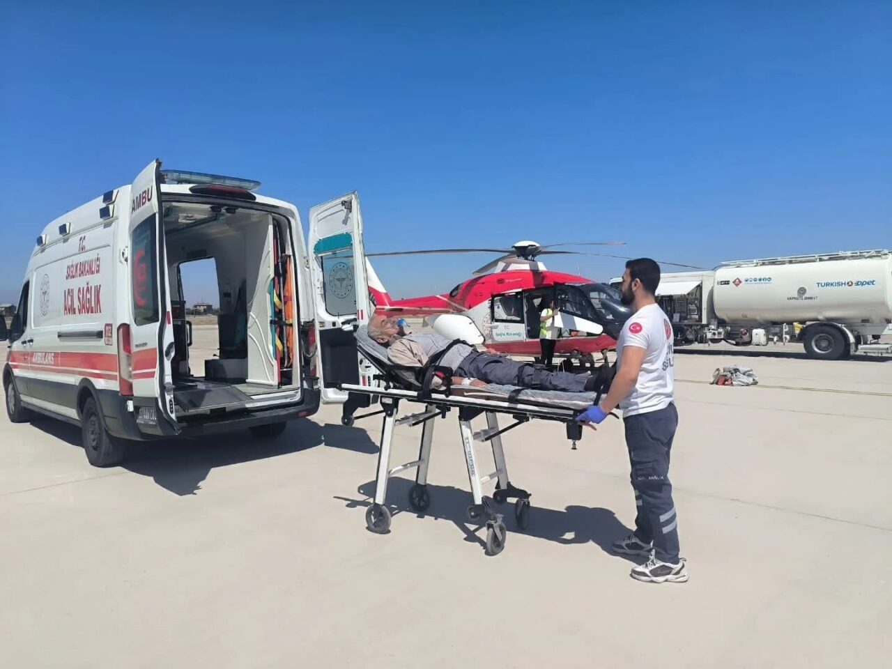 Van’ın Bahçesaray ilçesinde serebrovasküler (SVO) hastası, ambulans helikopterle Van’a getirildi.