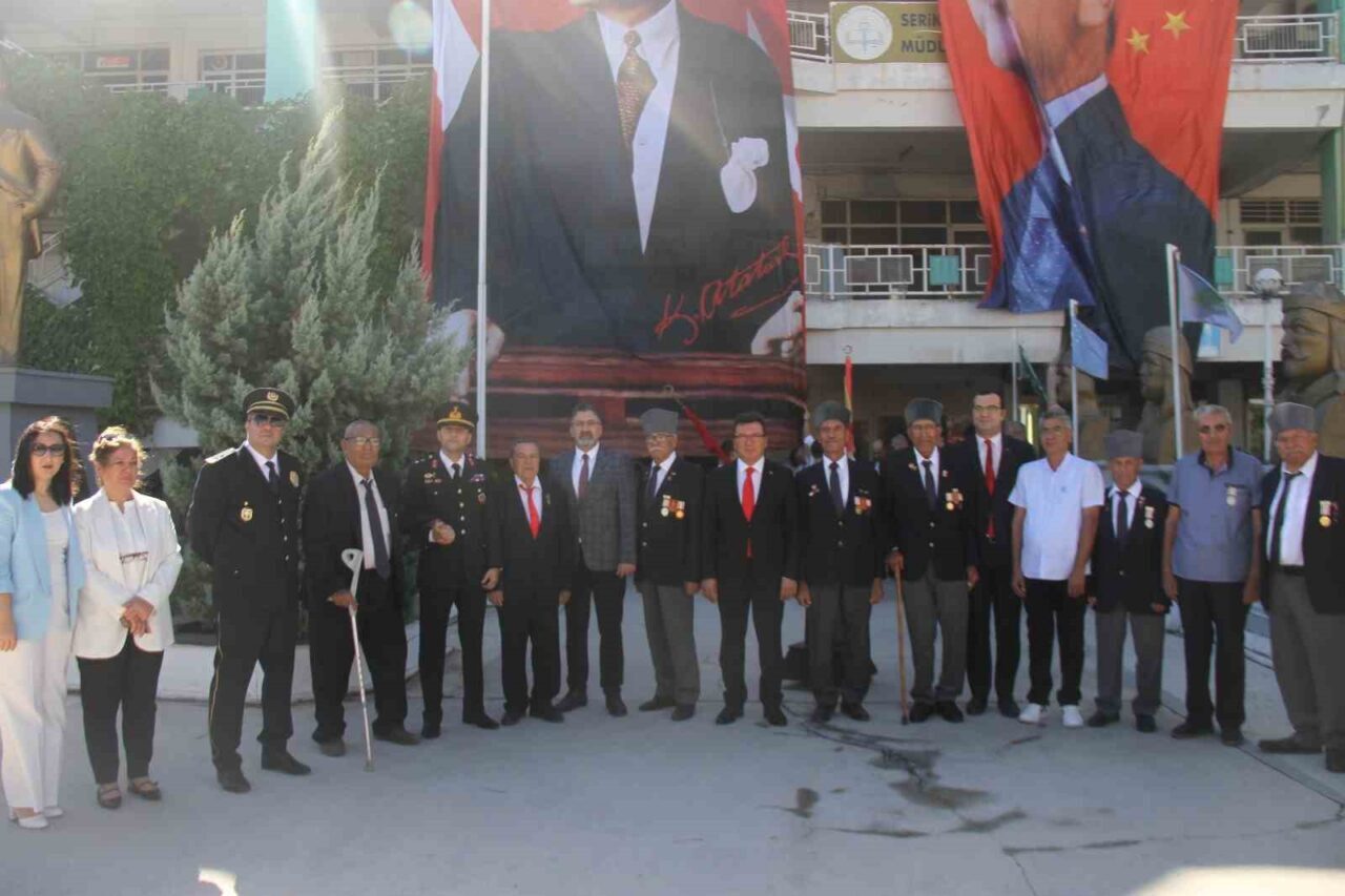 Antalya’nın Serik ilçesinde 19 Eylül Gaziler Günü nedeniyle tören düzenlendi.