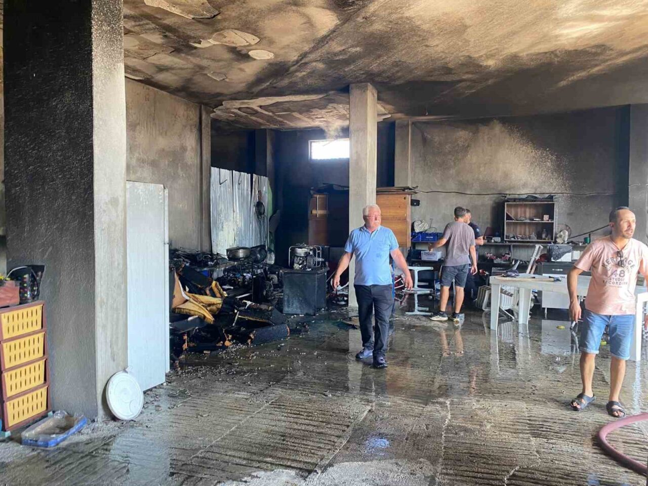 Antalya’nın Serik ilçesinde 2 katlı evdeki depo yangını itfaiyenin müdahalesiyle