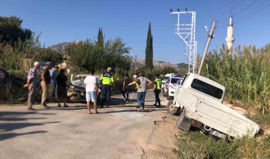 Antalya’nın Serik ilçesinde otomobil ile kamyonetin çarpıştığı kazada 2 sürücü