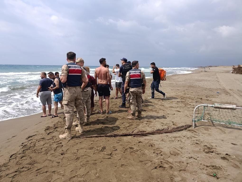 Hatay’ın Samandağ ilçesinde serinlemek için denize giren yabancı uyruklu 2