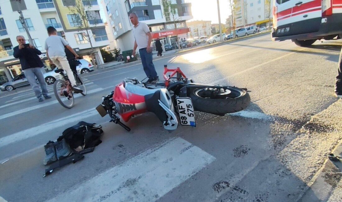 Aksaray’da servis minibüsü ile motosikletin çarpışması sonucu meydana gelen trafik
