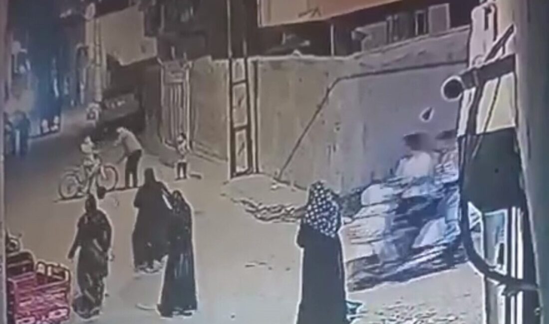 Adana’da bir şahıs, sokakta oyun oynayan çocukların sesinden rahatsız olarak