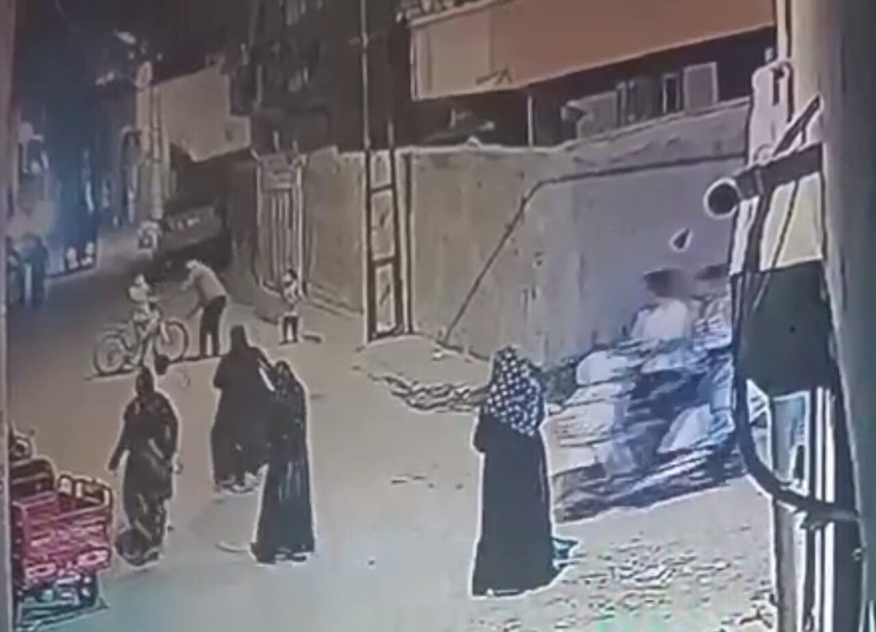 Adana’da bir şahıs, sokakta oyun oynayan çocukların sesinden rahatsız olarak