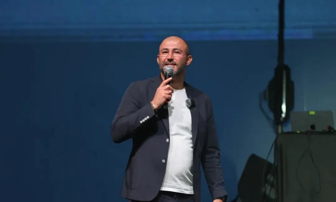 21. Geleneksel İncir Festivali’nde sahne alan ünlü sanatçı Çakal, enerjik