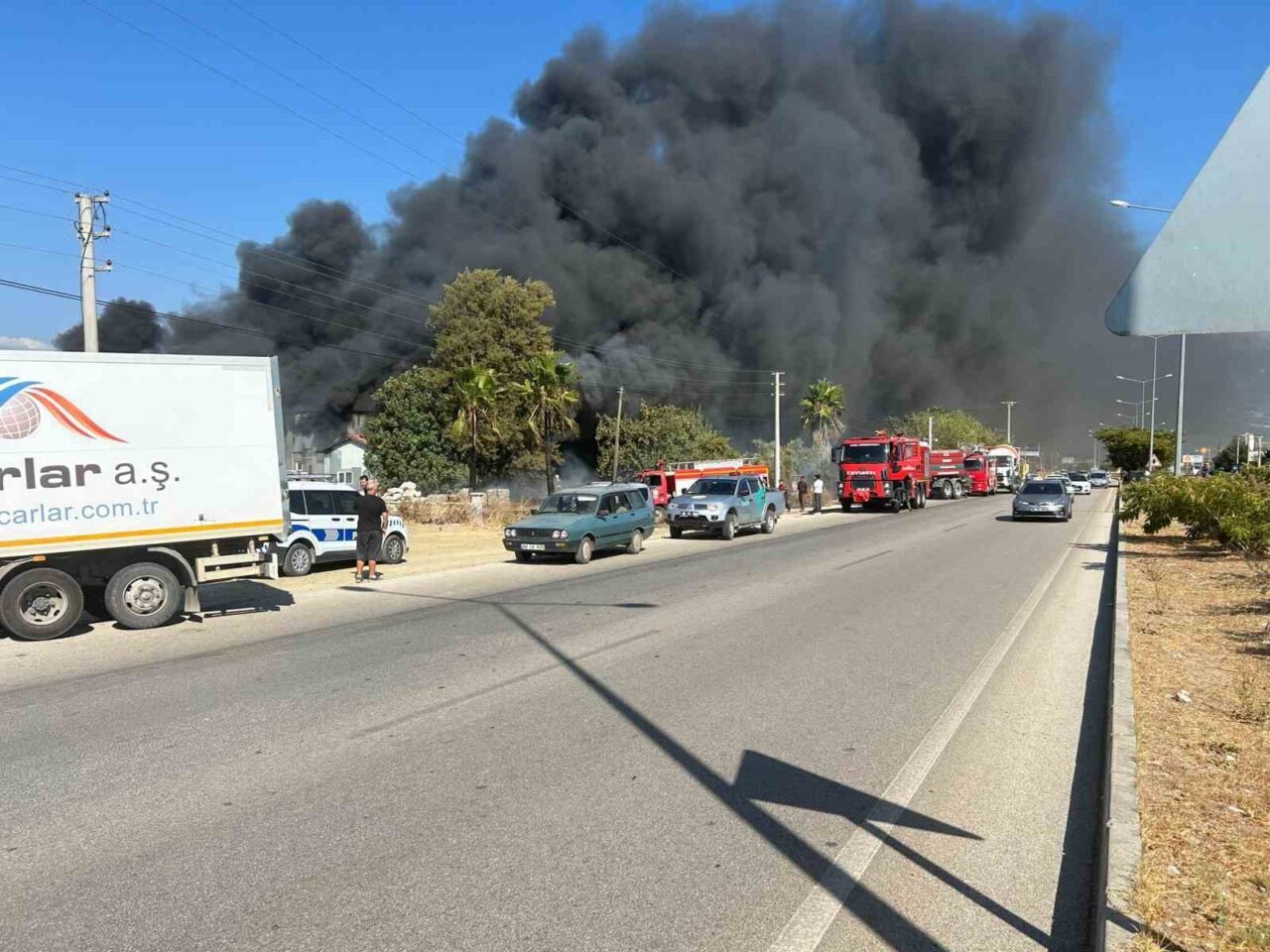 Muğla’nın Seydikemer ilçesindeki kereste deposundaki yangını söndürme çalışmaları devam ediyor.