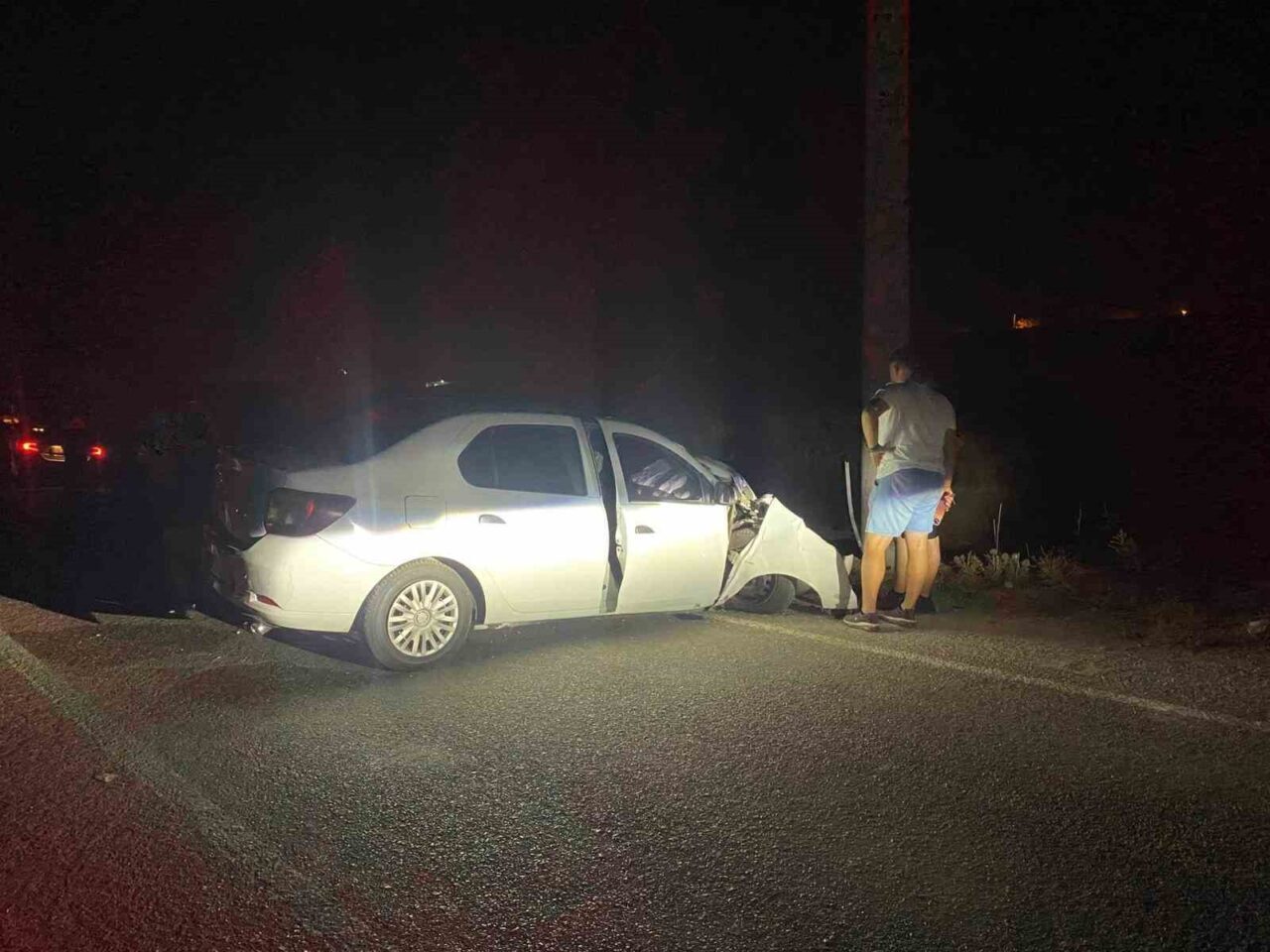 Denizli’de seyir halindeyken ön tekeri patlayan otomobil yoldan çıkara elektrik