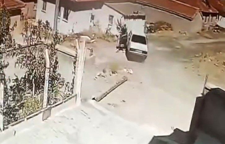 Aksaray’da kuzenine gitmek için bindiği aracıyla evin bahçesinden çıkan sürücü,