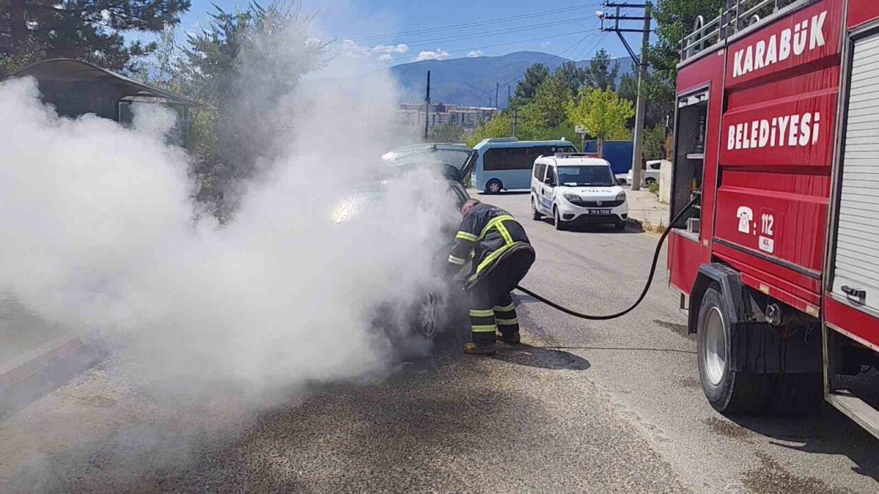 Karabük’te seyir halindeki otomobil alevlere teslim oldu. Yangında otomobilde maddi