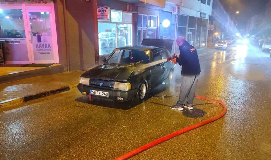 Edirne’nin Keşan ilçesinde, seyir halindeyken aniden alev alan Tofaş marka