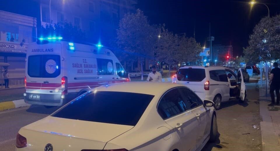 Şanlıurfa’nın Ceylanpınar ilçesinde seyir halindeki otomobile silahlı saldırı düzenlendi. Edinilen