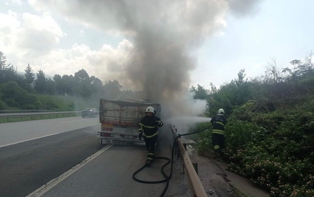 Hatay’da seyir halindeyken dorsesi alevlere teslim olan tırda çıkan yangın,