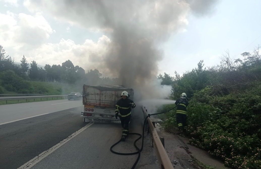 Hatay’da seyir halindeyken dorsesi alevlere teslim olan tırda çıkan yangın,